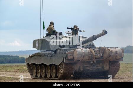 Nahaufnahme einer Hauptschlacht der British Army Challenger 2 Panzer in Aktion bei einer Demonstration der Feuerkraft auf Salisbury Einfaches Großbritannien Stockfoto