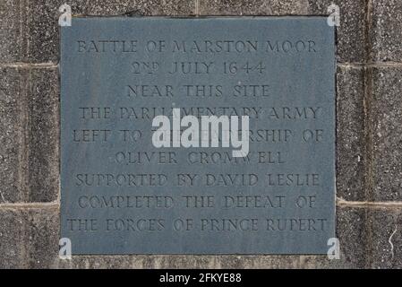 Informationstafel am englischen Bürgerkriegsdenkmal auf dem Schlachtfeld von Marston Moor, Nr York, North Yorkshire Stockfoto