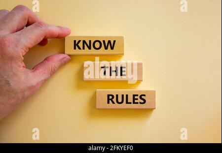 Kennen Sie das Regelsymbol. Holzblöcke mit den Worten „Know the rules“ auf schönem weißen Hintergrund. Geschäftsmann Hand. Business, kennen Sie das Regelkonzept. Co Stockfoto