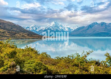 Malerische Spiegelung von Mount Sefton und Mount Cook am Pukaki-See, Südinsel Neuseelands Stockfoto