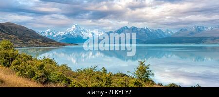 Malerische Spiegelung von Mount Sefton und Mount Cook am Pukaki-See, Südinsel Neuseelands Stockfoto