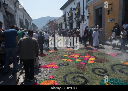 Komplizierte und lebendige Sägemehl-Alfombras schmücken die kopfsteingepflasterten Straßen von Antigua, Guatemala, in Vorbereitung auf die Semana Santa-Prozessionen. Stockfoto