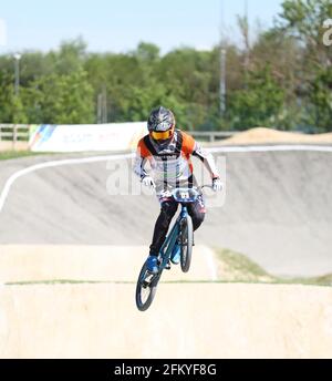 Verona, Italien. Mai 2021. Julian BIJSTERBosch aus den Niederlanden nimmt am 2. Mai 2021 in Verona, Italien, an der BMX Racing Men Junior Runde 2 des UEC European Cup in der BMX Olympic Arena Teil. Quelle: Mickael Chavet/Alamy Live News Stockfoto