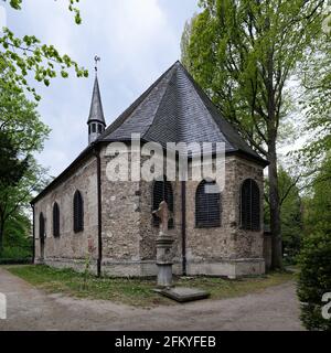 Die Kirche der Hl. Maria Magdalena und des Lazarus auf dem Kölner Friedhof Melaten aus dem Jahr 1245 Stockfoto