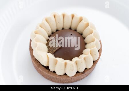 Patisserie valerie Schokoladenbombe auf weißem Hintergrund Stockfoto