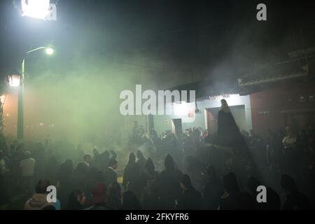 Nachts nimmt die Semana Santa-Prozession in Antigua eine geheimnisvolle, spirituelle Atmosphäre an, während Räucherrauch die Luft um eine beleuchtete Ananda füllt. Stockfoto