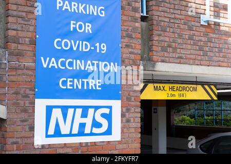 Beschilderung des Parkplatzes für das COVID-19 Impfzentrum NHS auf dem Parkplatz des Bromley Civic Centers, Kent, England Stockfoto