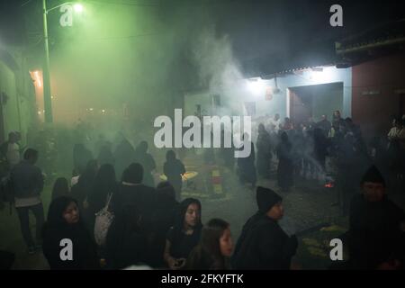 Weihrauch füllt die Straßen nachts, während die Menschen an einer Semana Santa Prozession während der Karwoche in Antigua, Guatemala, teilnehmen. Stockfoto