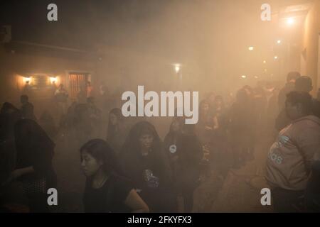 Weihrauch füllt die Straßen nachts, während die Menschen an einer Semana Santa Prozession während der Karwoche in Antigua, Guatemala, teilnehmen. Stockfoto