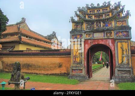 Tor zum Tempel von Mieu, der Kaiserstadt, Hue, Vietnam, Asien Stockfoto