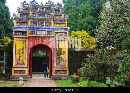 Tor inmitten von Gärten in der Imperial City, Hue, Vietnam, Asien Stockfoto