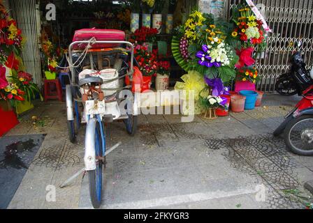 Blumenladen mit Lieferfahrrad, Da Nang, Vietnam, Asien Stockfoto