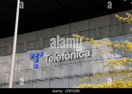 Das neue Logo von Telefónica, das am 23. April 2021 vorgestellt wurde, ist am Hauptsitz des Unternehmens (Ciudad de la Comunicación) in Madrid, Spanien, zu sehen. Stockfoto