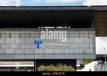 Das neue Logo von Telefónica, das am 23. April 2021 vorgestellt wurde, ist am Hauptsitz des Unternehmens (Ciudad de la Comunicación) in Madrid, Spanien, zu sehen. Stockfoto