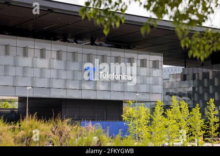 Das neue Logo von Telefónica, das am 23. April 2021 vorgestellt wurde, ist am Hauptsitz des Unternehmens (Ciudad de la Comunicación) in Madrid, Spanien, zu sehen. Stockfoto