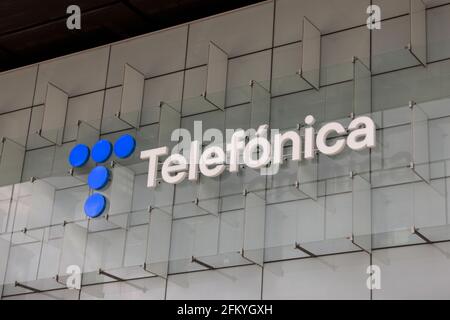 Das neue Logo von Telefónica, das am 23. April 2021 vorgestellt wurde, ist am Hauptsitz des Unternehmens (Ciudad de la Comunicación) in Madrid, Spanien, zu sehen. Stockfoto