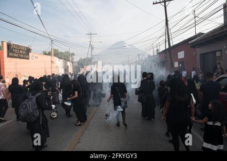 Weihrauch füllt die Straßen, während die Menschen während der Karwoche an einer Semana Santa Prozession in Antigua, Guatemala, einer historischen Kolonialstadt, teilnehmen. Stockfoto