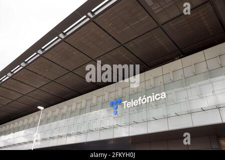 Das neue Logo von Telefónica, das am 23. April 2021 vorgestellt wurde, ist am Hauptsitz des Unternehmens (Ciudad de la Comunicación) in Madrid, Spanien, zu sehen. Stockfoto