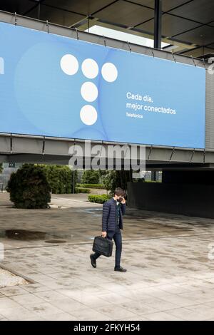 Das neue Logo von Telefónica, das am 23. April 2021 vorgestellt wurde, ist am Hauptsitz des Unternehmens (Ciudad de la Comunicación) in Madrid, Spanien, zu sehen. Stockfoto