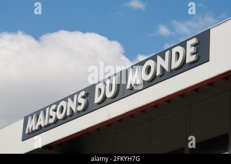 Grancia, Tessin, Schweiz - 4. April 2021 : Maisons du Monde-Schild an einem Gebäude in Lugano. Maisons du Monde ist ein französisches Möbel und Stockfoto