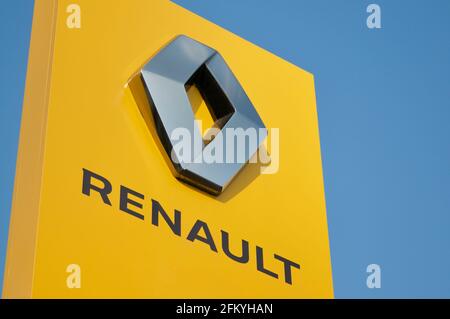 Manno, Tessin, Schweiz - 27. März 2021 : gelber Renault gegen blauen Himmel in der Schweiz. Renault ist ein französisches multinationales Automobilunternehmen Stockfoto