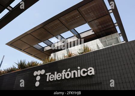 Das neue Logo von Telefónica, das am 23. April 2021 vorgestellt wurde, ist am Hauptsitz des Unternehmens (Ciudad de la Comunicación) in Madrid, Spanien, zu sehen. Stockfoto