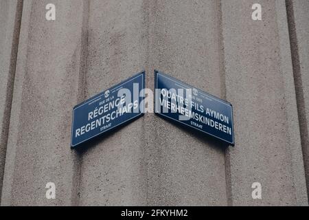 Brüssel, Belgien - 16. August 2019: Straßenschilder an der Ecke Rue De La Regence und Rue des Quatre Fils Aymon in Brüssel, der Hauptstadt von Be Stockfoto