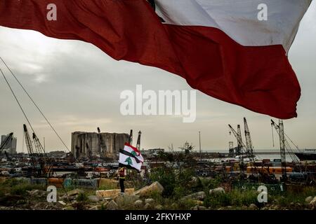 Beirut, Beirut, Libanon. Mai 2021. Ein Mann schwenkt Fahnen während einer Gedenkfeier zum 9-monatigen Jahrestag der massiven Explosion, die am 4. Mai 2021 im Hafen von cityÃs in Beirut, Libanon, stattfand. Bei der Explosion wurden mindestens 200 Menschen getötet, Tausende verletzt und schätzungsweise 300,000 Menschen vertrieben. Quelle: Daniel Carde/ZUMA Wire/Alamy Live News Stockfoto