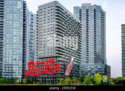 Pepsi Cola Schild am Gantry Plaza State Park. Das sechsundsiebzig Jahre alte und 120 Meter lange Schild von Queen's Pepsi Cola ist seit langem ein wichtiger Meilenstein. Stockfoto