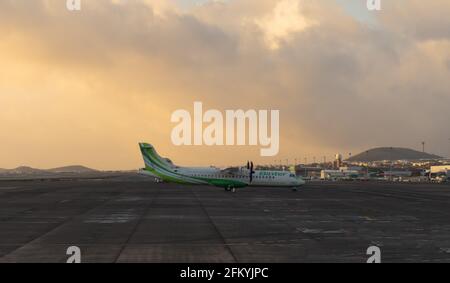 Ein Flugzeug der Firma Binter Canarias Modell ATR 42/72 - MSN 1396 hielt auf der Start- und Landebahn von Las Palmas flughafen Stockfoto