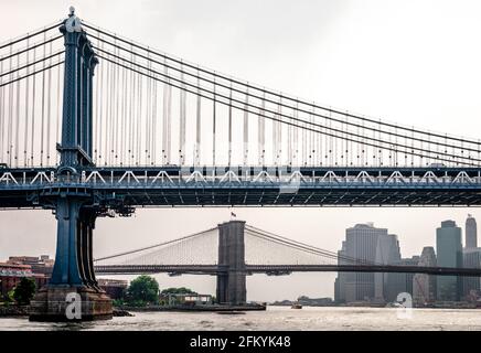 New York City, USA - Juli 14 2014: Blick auf Manhattan und die Brooklyn Bridge. Foto von der Fähre, während der Kreuzfahrt East River. Stockfoto