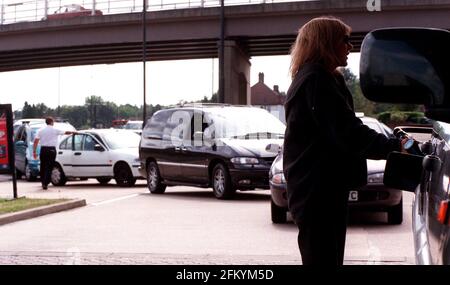 AN DER ESSO-TANKSTELLE IM RAYNES PARK STEHEN SICH DIE AUTOFAHRER AN, UM KRAFTSTOFF ZU TANKEN. Stockfoto