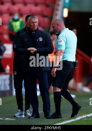 Woolwich, Großbritannien. Mai 2021. WOOLWICH, Vereinigtes Königreich, MAI 04: Schiedsrichter: Kevin Johnson kommt mit einer Verletzung während der Sky Bet League One zwischen Charlton Athletic und Lincoln City im Valley, Woolwich am 04. Mai 2021 Credit: Action Foto Sport/Alamy Live News Stockfoto