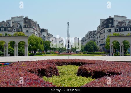 Blick vom Tiandu Park auf die Allee in Richtung des Nachbaus des Eiffelturms und Tianducheng. Mai 2021 Stockfoto