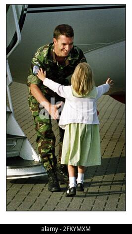 Major Harrison wird von seiner Tochter Philippa (5) und seiner Frau Carolyn und dem 2. Kind Isobel (2) auf seiner Rückkehr aus Sierra Leone empfangen, wo er von Rebellen gefangen gehalten wurde. Das Flugzeug landete um 19:00 Uhr bei RAF Northholt. Stockfoto