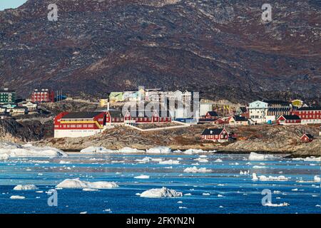 Blick von der äußeren Bucht der drittgrößten Stadt Grönlands, Ilulissat oder Jakobshavn, Grönland. Stockfoto