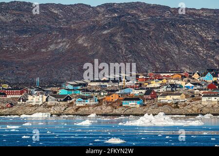 Blick von der äußeren Bucht der drittgrößten Stadt Grönlands, Ilulissat oder Jakobshavn, Grönland. Stockfoto