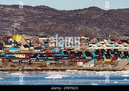 Blick von der äußeren Bucht der drittgrößten Stadt Grönlands, Ilulissat oder Jakobshavn, Grönland. Stockfoto