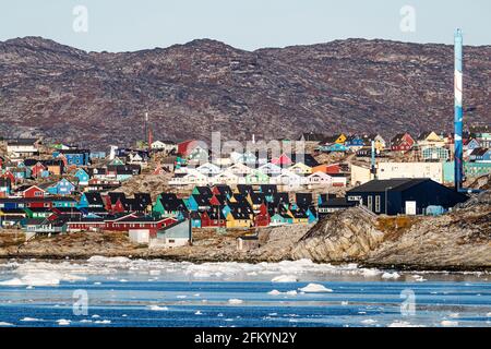 Blick von der äußeren Bucht der drittgrößten Stadt Grönlands, Ilulissat oder Jakobshavn, Grönland. Stockfoto