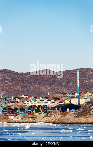 Blick von der äußeren Bucht der drittgrößten Stadt Grönlands, Ilulissat oder Jakobshavn, Grönland. Stockfoto