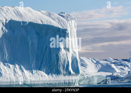 Massive Eisberge kalbten vom Jakobshavn Isbræ-Gletscher, UNESCO-Weltkulturerbe, Ilulissat, Grönland. Stockfoto