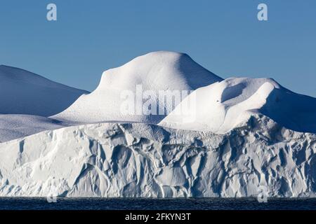 Massive Eisberge kalbten vom Jakobshavn Isbræ-Gletscher, UNESCO-Weltkulturerbe, Ilulissat, Grönland. Stockfoto