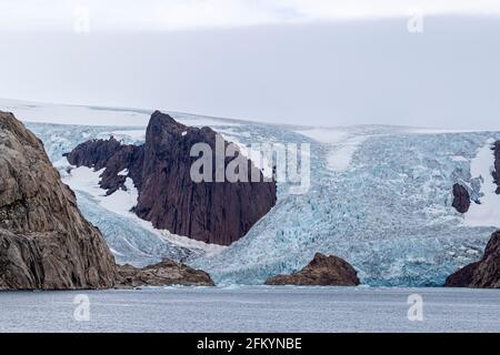 Der bis zum Meer reichende Tandewater-Igdlorsuit-Gletscher Prins Christian Sund, Grönland. Stockfoto