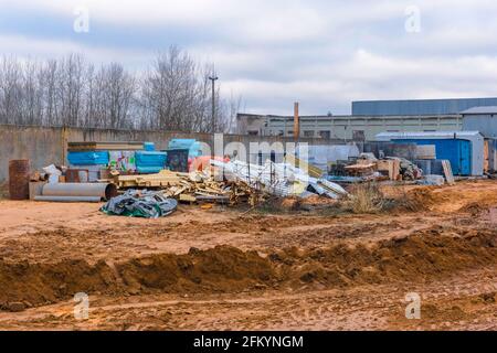 Weißrussland, Region Minsk - 11. Dezember 2019: Lagerung eines Stapels verschiedener Industrieabfälle und Abfälle im offenen Bereich der Baustelle. Stockfoto