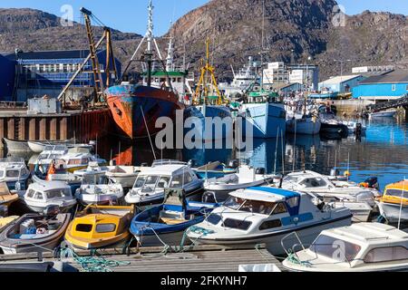 Der Hafen in Sisimiut, im dänischen Holsteinsborg, an der Davis-Straße, der zweitgrößten Stadt Grönlands. Stockfoto