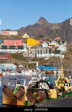Der Hafen in Sisimiut, im dänischen Holsteinsborg, an der Davis-Straße, der zweitgrößten Stadt Grönlands. Stockfoto