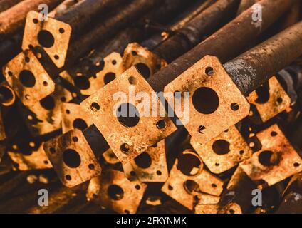 Stapel alter industrieller provisorischer Zaunrohre auf einer Baustelle. Stockfoto