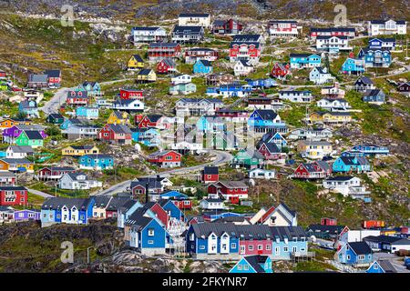 Farbenfrohe Gebäude im kleinen grönländischen Dorf Qaqortoq, ehemals Julianehåb, im Süden Grönlands. Stockfoto