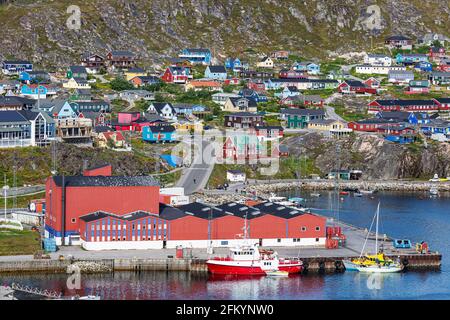 Der Hafen im kleinen grönländischen Dorf Qaqortoq, ehemals Julianehåb, im Süden Grönlands. Stockfoto