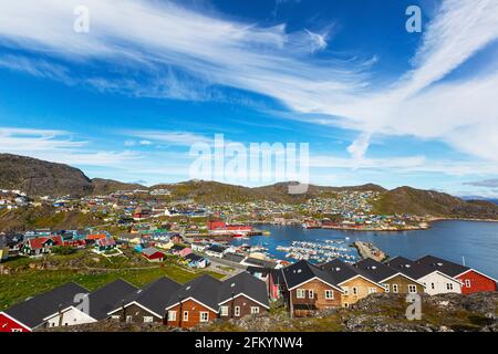 Der Hafen im kleinen grönländischen Dorf Qaqortoq, ehemals Julianehåb, im Süden Grönlands. Stockfoto